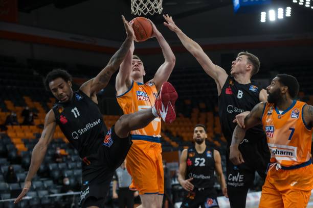 是球队中场 是球队中场